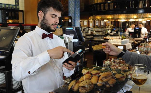 El novedoso sistema de un restaurante para que los clientes dejen propina al pagar con tarjeta