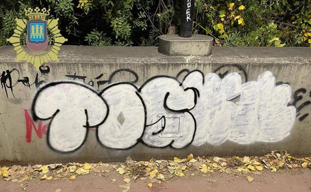 Denunciados dos grafiteros por realizar pintadas de madrugada en el parque del Ebro