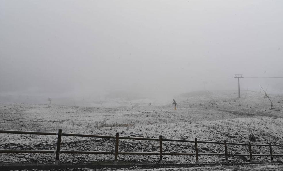 Valdezcaray amanece cubierta por la primera nieve de la temporada