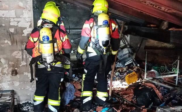 Un incendio calcina el ático de un edificio de viviendas de Cenicero