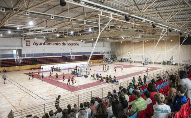 El PP pide explicaciones sobre los trabajos en la pista del polideportivo Lobete