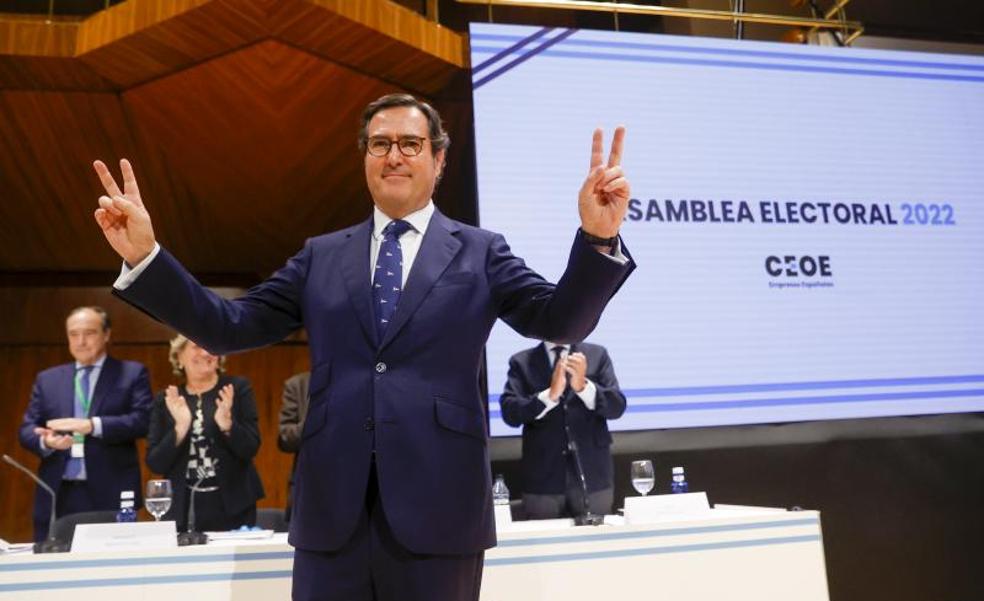 Garamendi, reelegido en la CEOE, avisa al Gobierno de que tiene difícil su apoyo