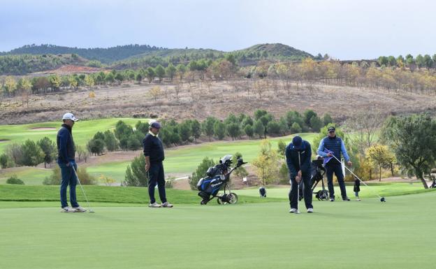 Frío, viento y lluvia sobre los hoyos