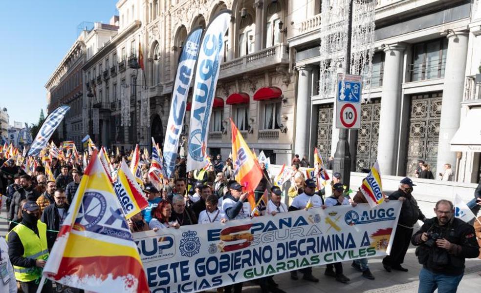 Policías y guardias civiles marchan frente al Congreso por 35 horas semanales y jubilación anticipada