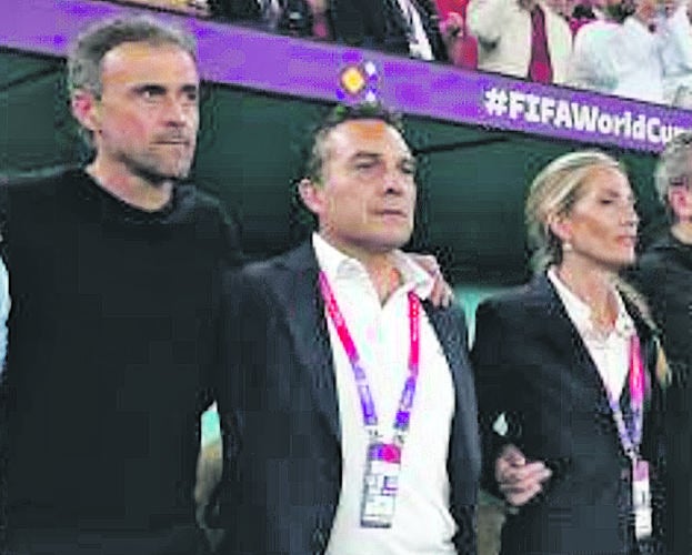 ¿Quién es la mujer que escucha el himno junto a Luis Enrique?