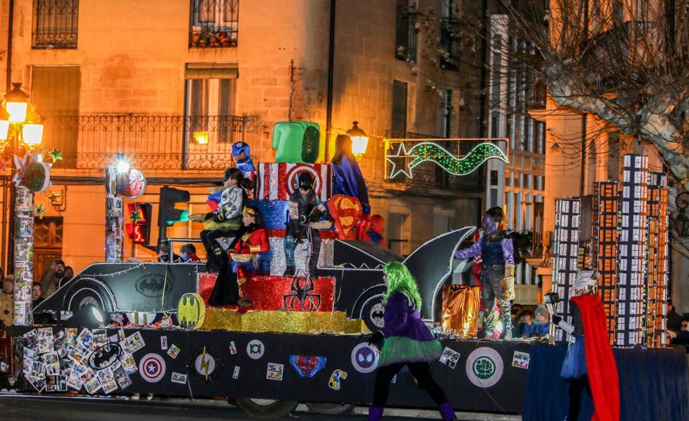 La cabalgata de Reyes de Santo Domingo pasa hoy por los años 80