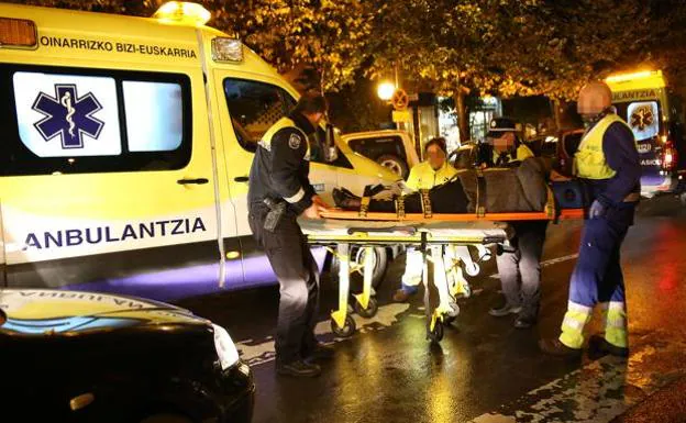 Sacan de la ambulancia a la víctima de un robo en Vitoria y meten a su asaltante