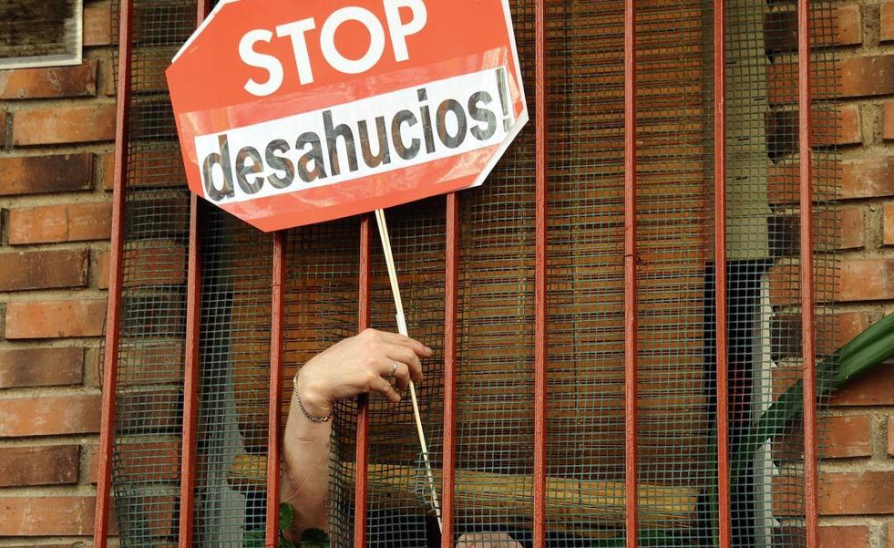 Los desahucios por el impago de hipotecas bajan un 30,5%