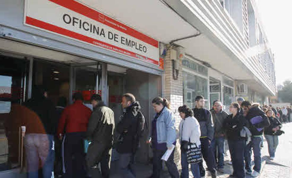 El crecimiento del empleo se frena en noviembre pero el paro cae en 33.512 personas