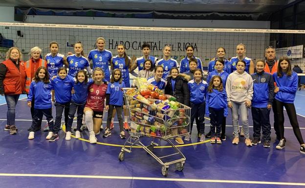 El OCISA Haro Voley entrega alimentos a Cruz Roja