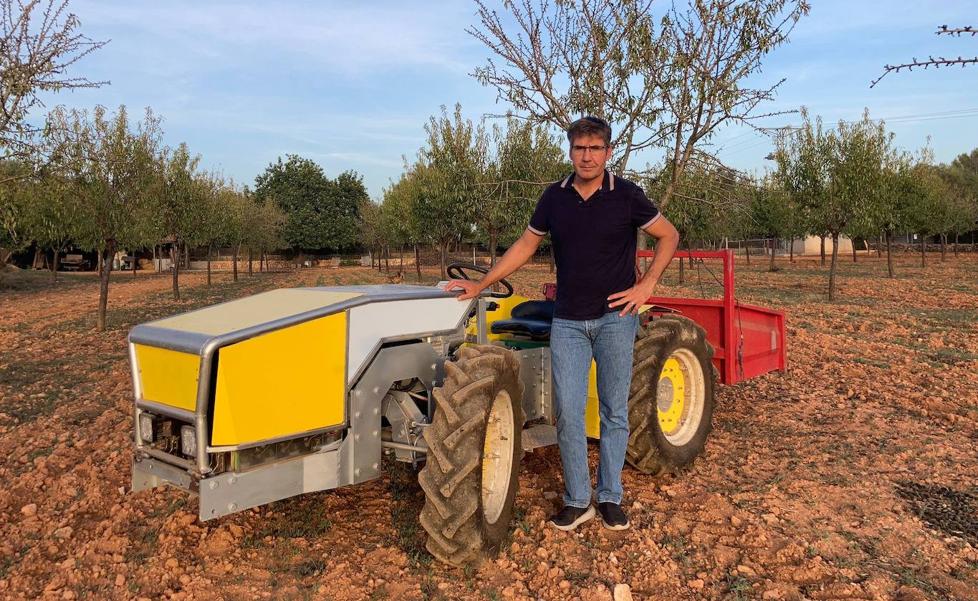 El tractor amarillo eléctrico que ha inventado un ingeniero mallorquín