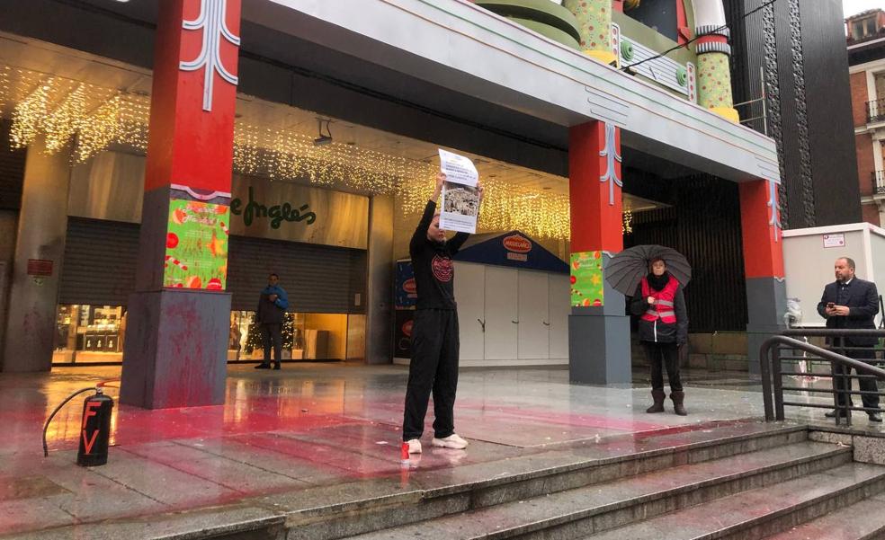 Activistas medioambientales atacan con pintura el Cortylandia de Madrid