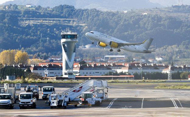 Convocan una huelga en el aeropuerto de Bilbao para estas navidades