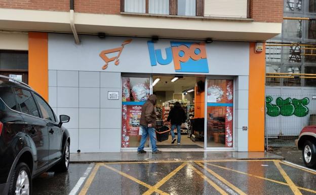 Dos encapuchados roban 9.000 euros a una empleada del supermercado Lupa de Casalarreina