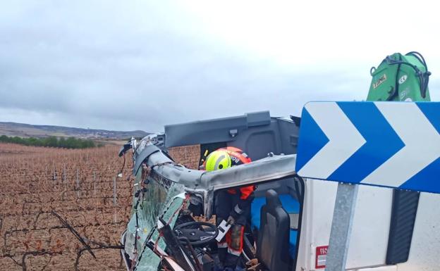 El choque frontal de dos camiones en la N-232 en Fonzaleche deja un herido y la carretera cortada durante horas