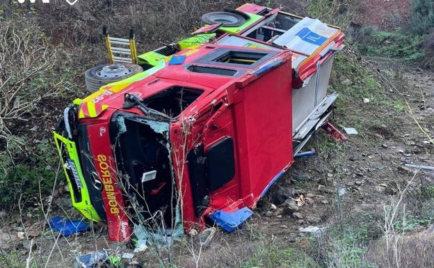 Tres bomberos heridos en Málaga caer su vehículo por un terraplén