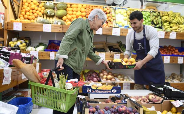 Nuevas ayudas: bajará el IVA de algunos alimentos y habrá cheque para la compra