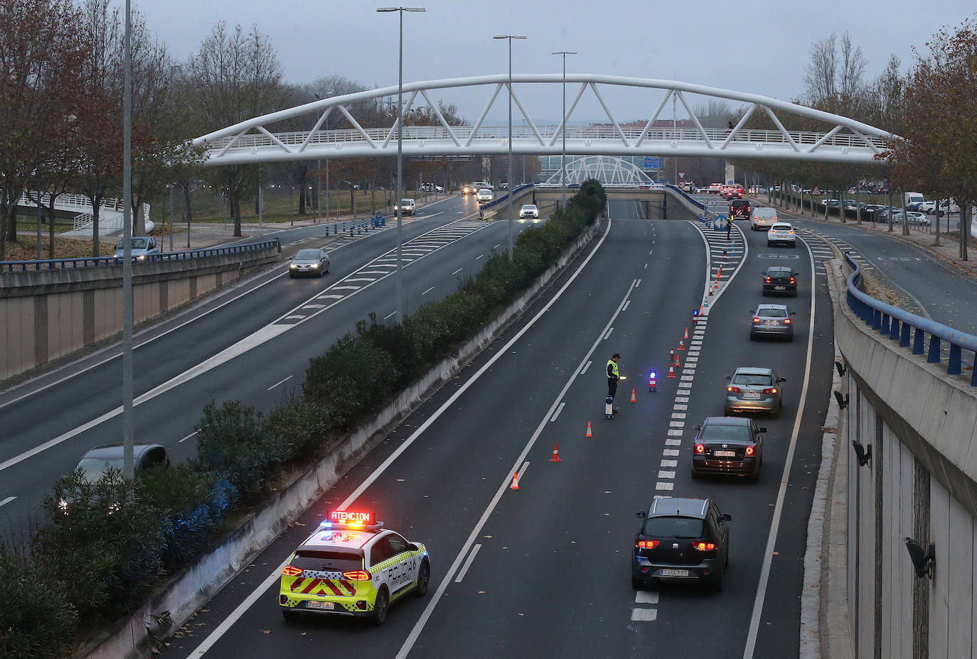 Caos circulatorio por el vuelco de un camión en la LO-20