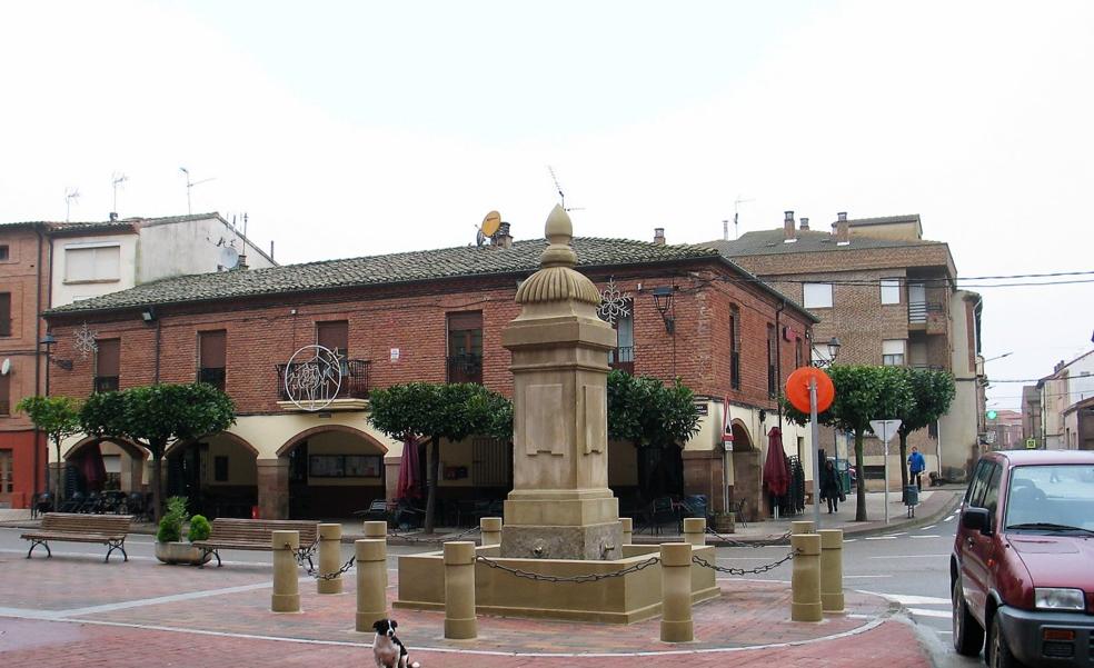 El Ayuntamiento de Alesanco restaura la fuente de piedra del centro de la localidad