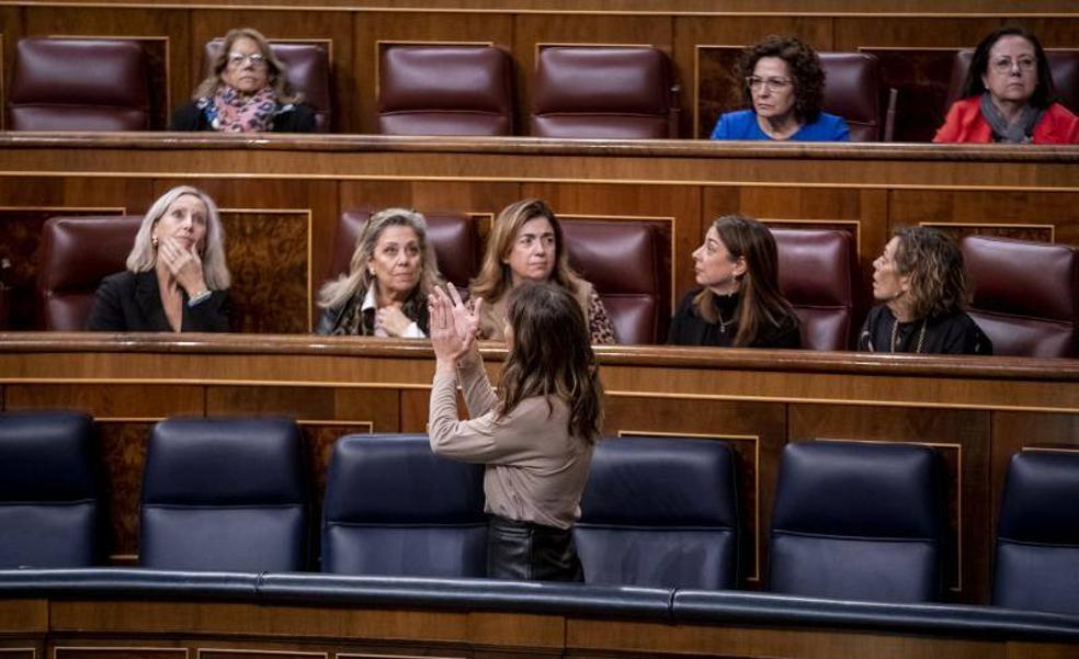 El PSOE recibe críticas de derecha e izquierda en el último debate de la ley trans