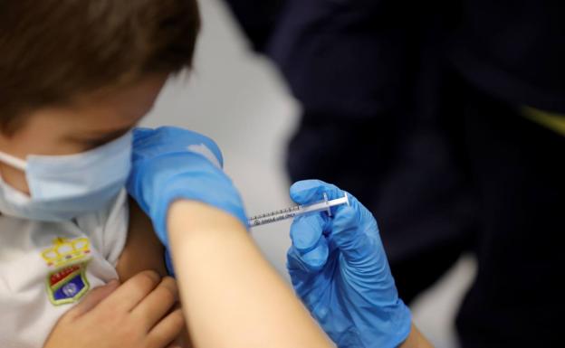 Los niños podrán vacunarse el próximo año también de gripe y de meningitis B