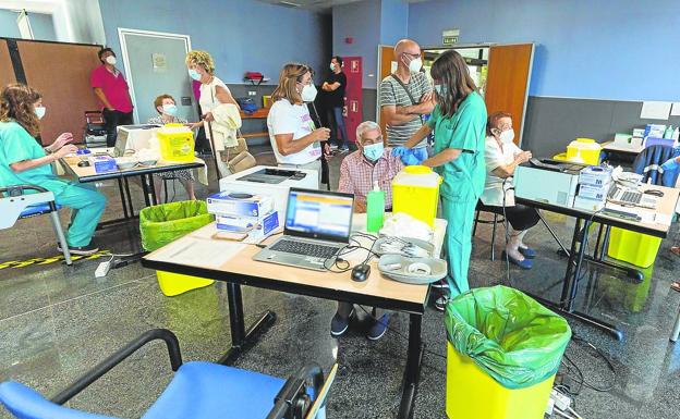 La fatiga pandémica llega a la vacuna: dos de cada cinco mayores de 60, sin la cuarta dosis