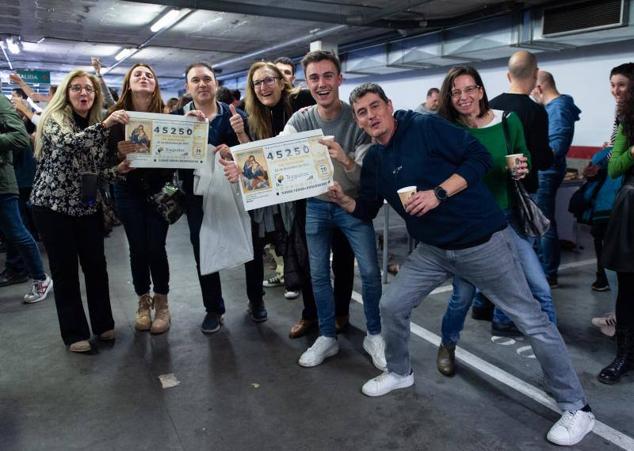 El tercer premio se cuela en la copa navideña de una empresa madrileña