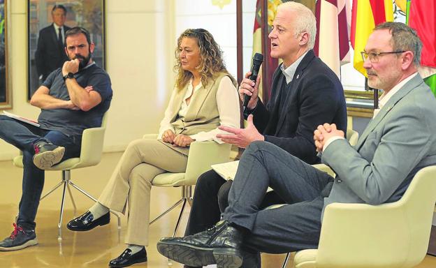 Hermoso de Mendoza presume de que «Logroño avance sin enredarse en politiqueos»