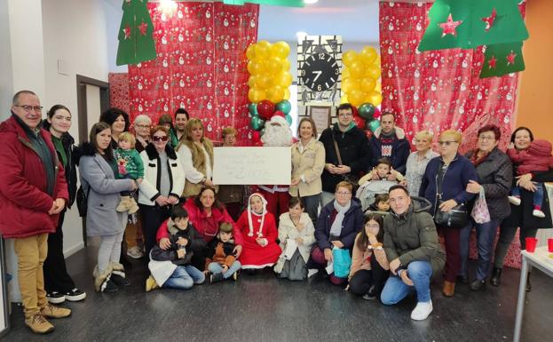 La Asociación de Vecinos San Antonio dona 2.000 euros a la AECC