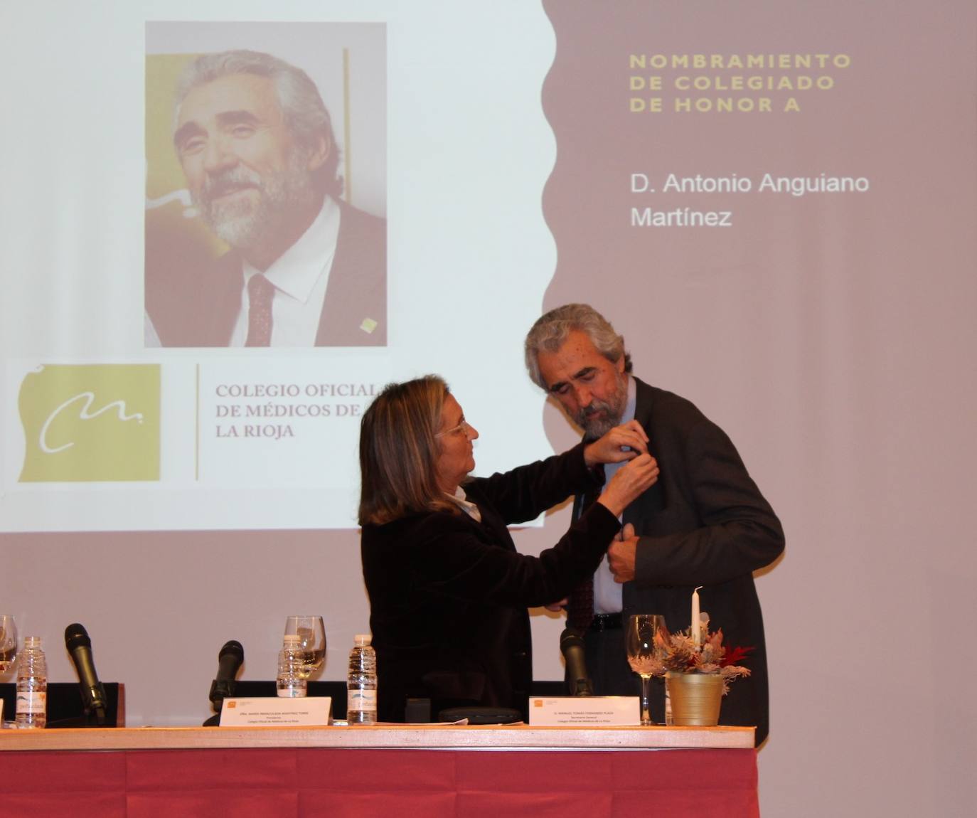 El Colegio de Médicos reconoce la trayectoria de Antonio Anguiano