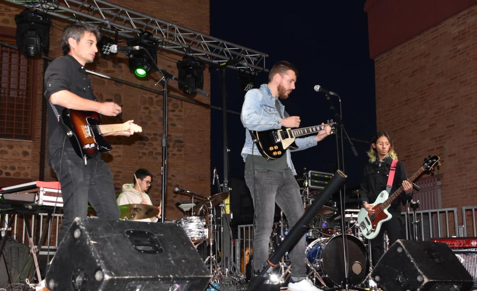 Música a cambio de juguetes y material escolar