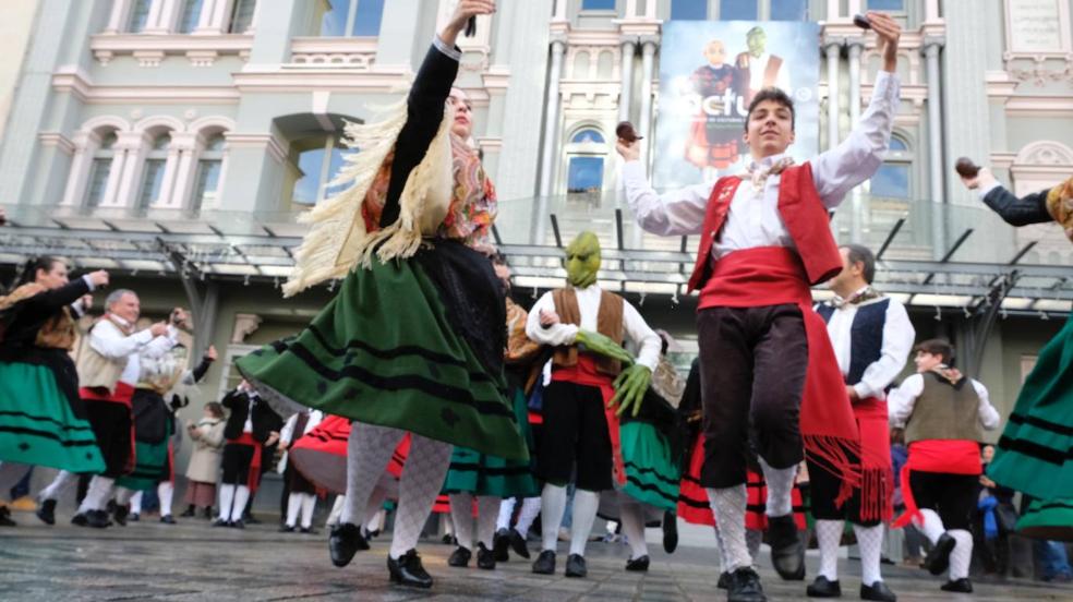 Un pasacalles del Grupo de Danzas de Logroño inaugura la 33.ª edición de Actual