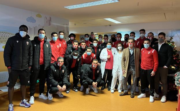 La plantilla de la UD Logroñés se viste de rey mago en el San Pedro