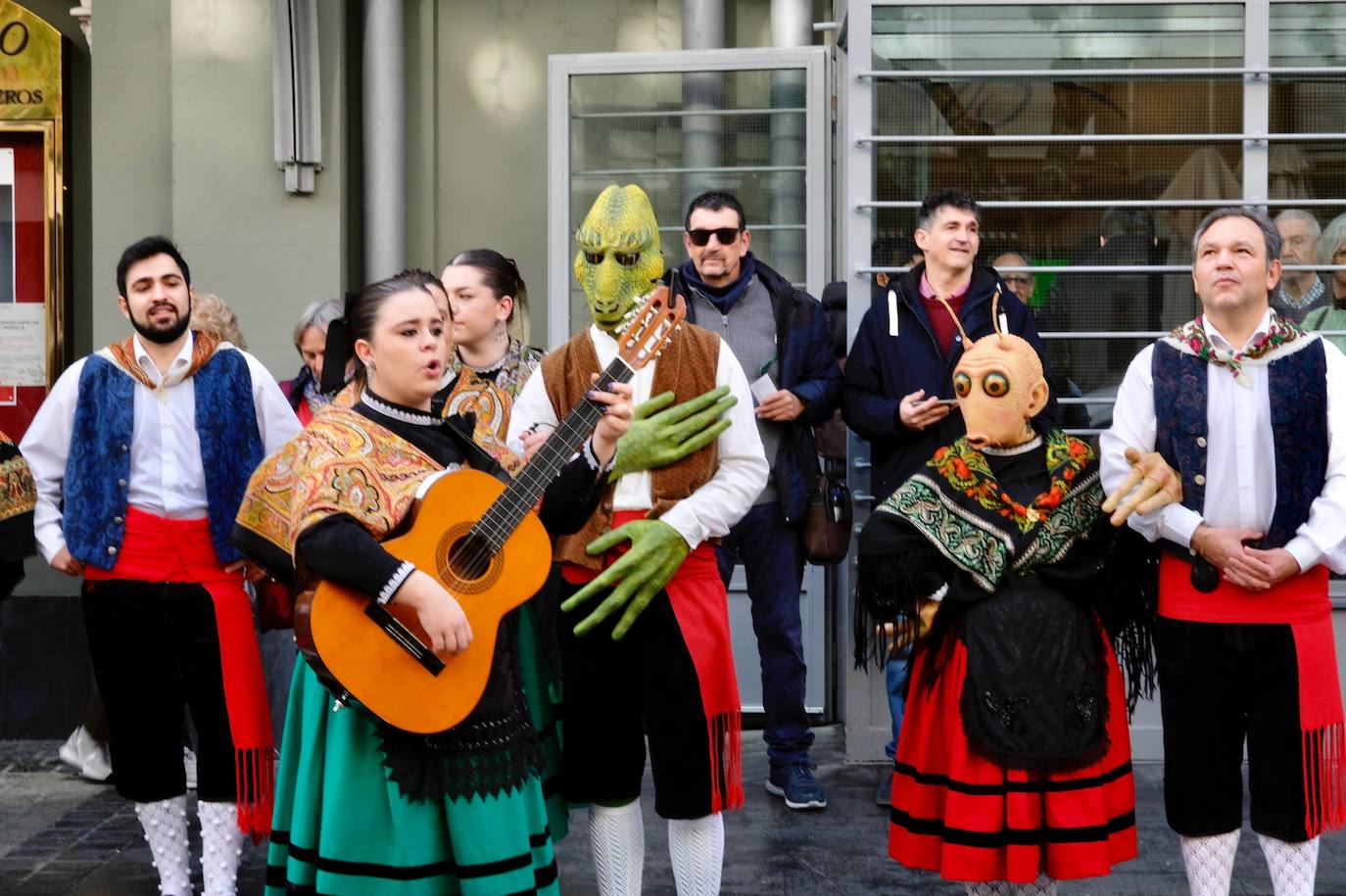 Un pasacalles del Grupo de Danzas de Logroño inaugura la 33.ª edición de Actual