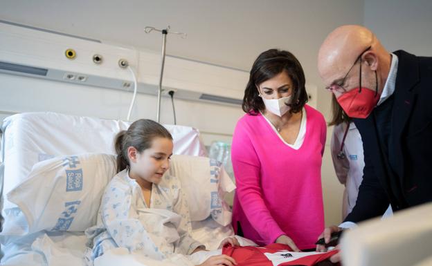 Luis de la Fuente visita la planta de Pediatría del hospital San Pedro