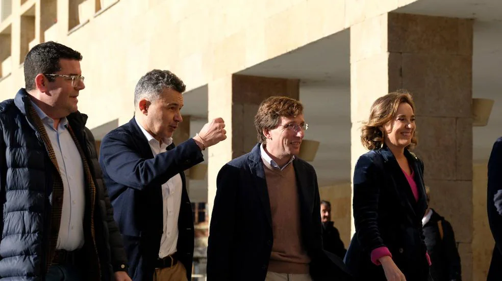 Almeida y Gamarra acompañan a Conrado Escobar en su presentación como candidato a la Alcaldía de Logroño