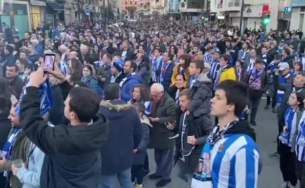 VÍDEO | Una riada de aficionados de la Real camina hacia Las Gaunas