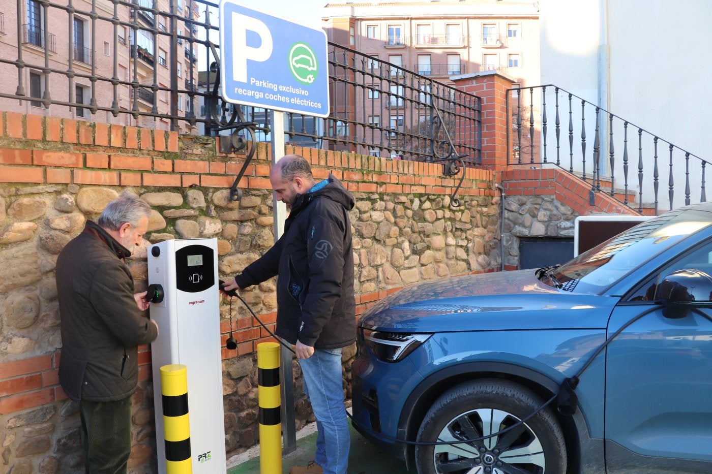 Alfaro activa el primer punto público de carga para los vehículos eléctricos