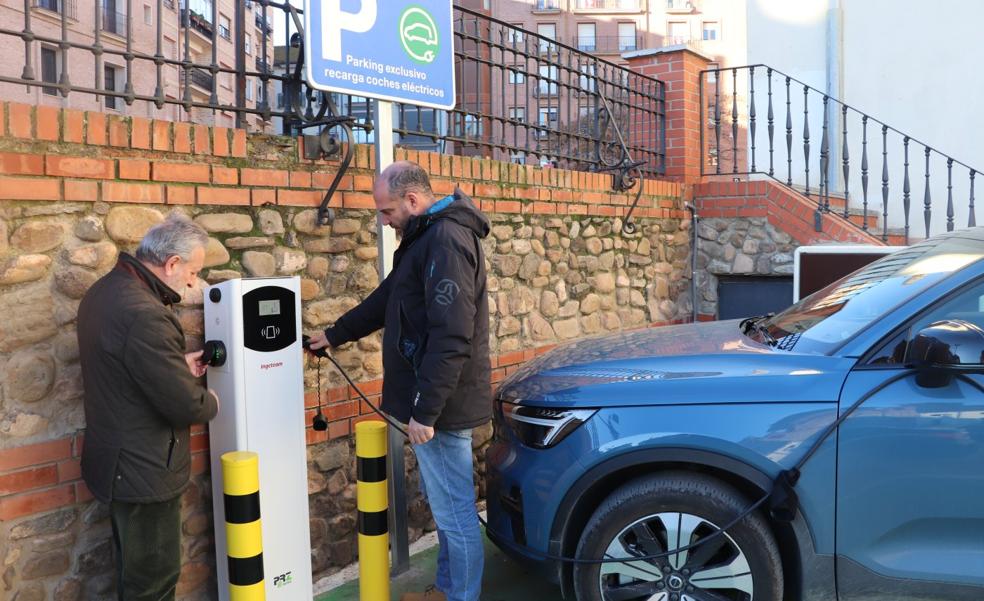 Alfaro activa el primer punto público de carga para los vehículos eléctricos