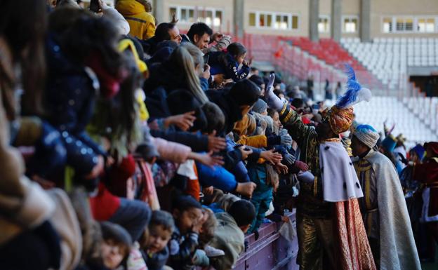 Los Reyes aterrizan en Haro ante miles de niños