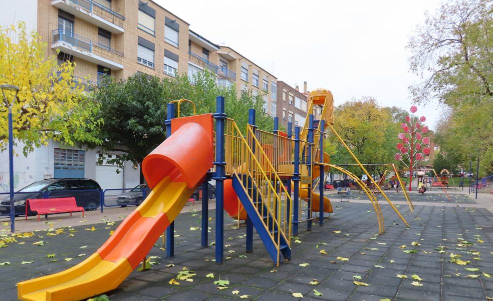 Una empresa alicantina reforma el parque infantil de los Tubos