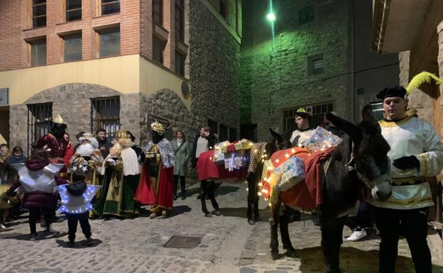 Los Reyes Magos llegaron a pie a Cornago ante la falta de burros