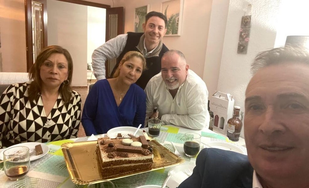 El alcalde que se presenta en tu casa para cenar e invita al postre