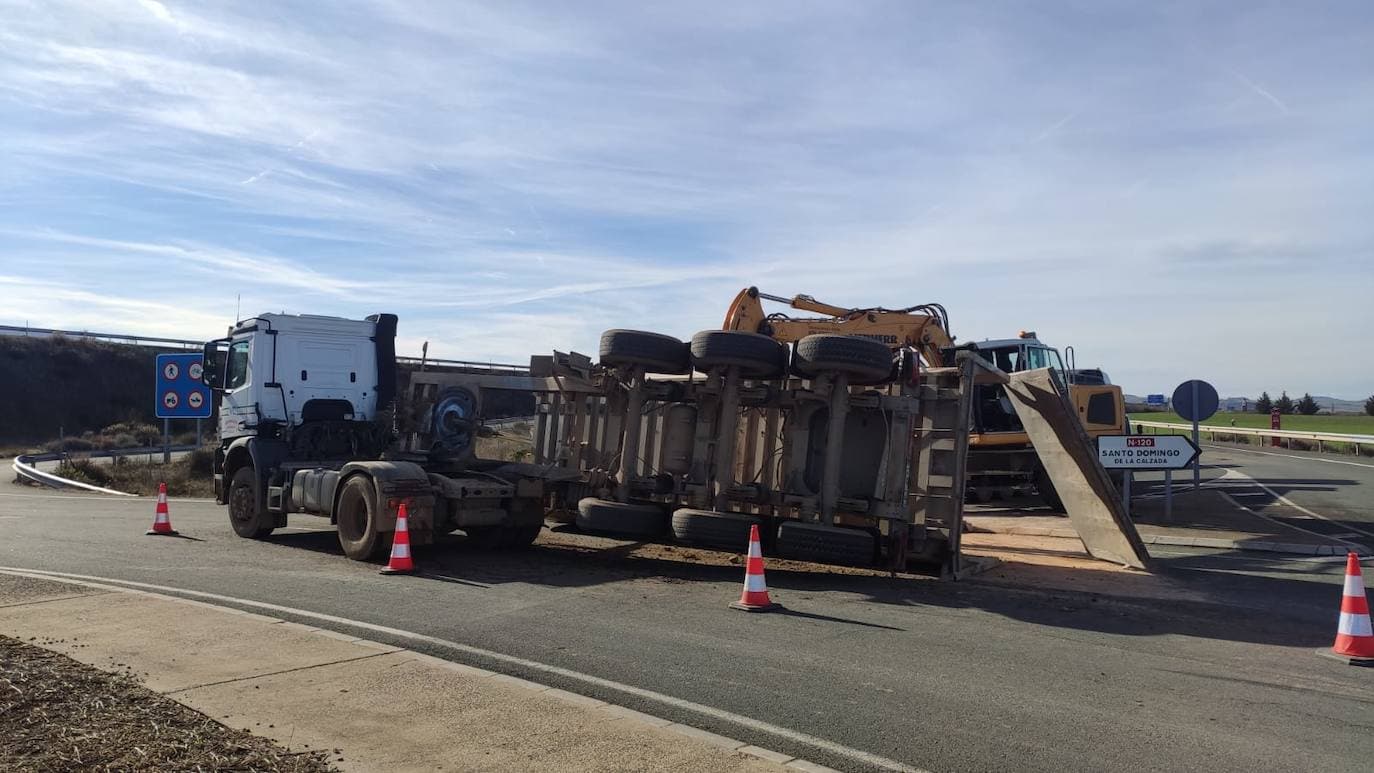 Daños materiales tras el vuelco de un camión articulado en Bañares