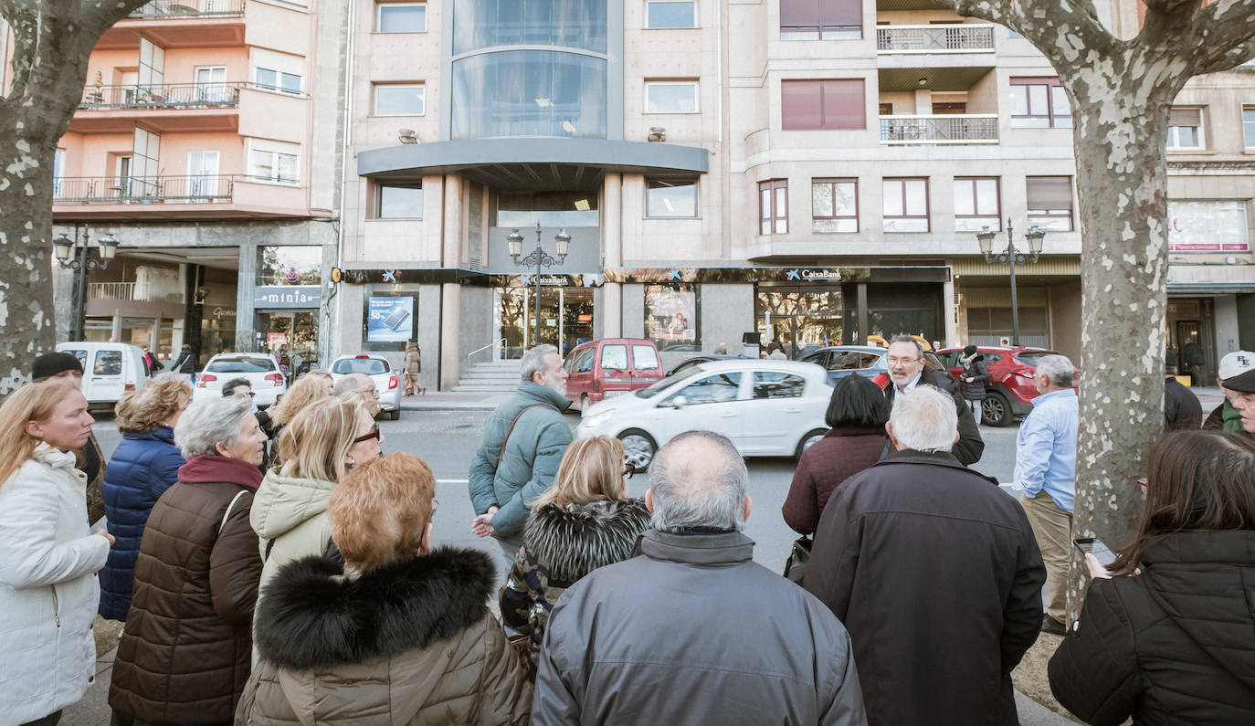 Medio centenar de personas marcha contra el cierre de la sucursal bancaria del barrio de La Estrella