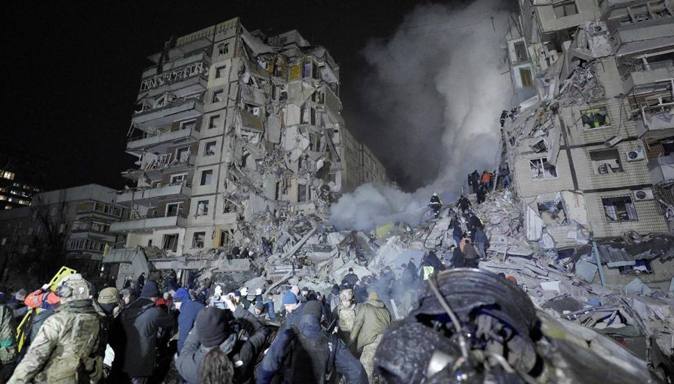 El bombardeo de un edificio de viviendas en Dnipró causa una de las mayores masacres de la guerra de Ucrania