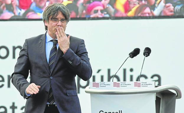 Puigdemont amenaza con resucitar el 'procés'