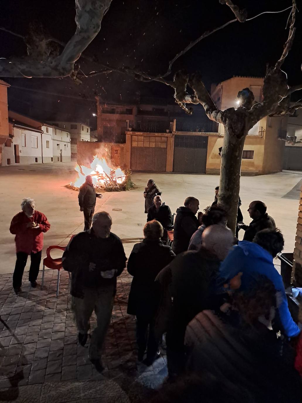 Hogueras por San Antón, pese a la lluvia