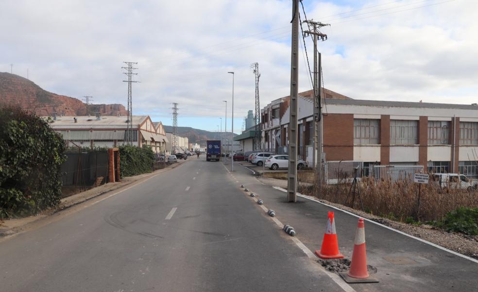 Dos accidentes de tráfico en la renovada calle Renocal tumban sendas farolas