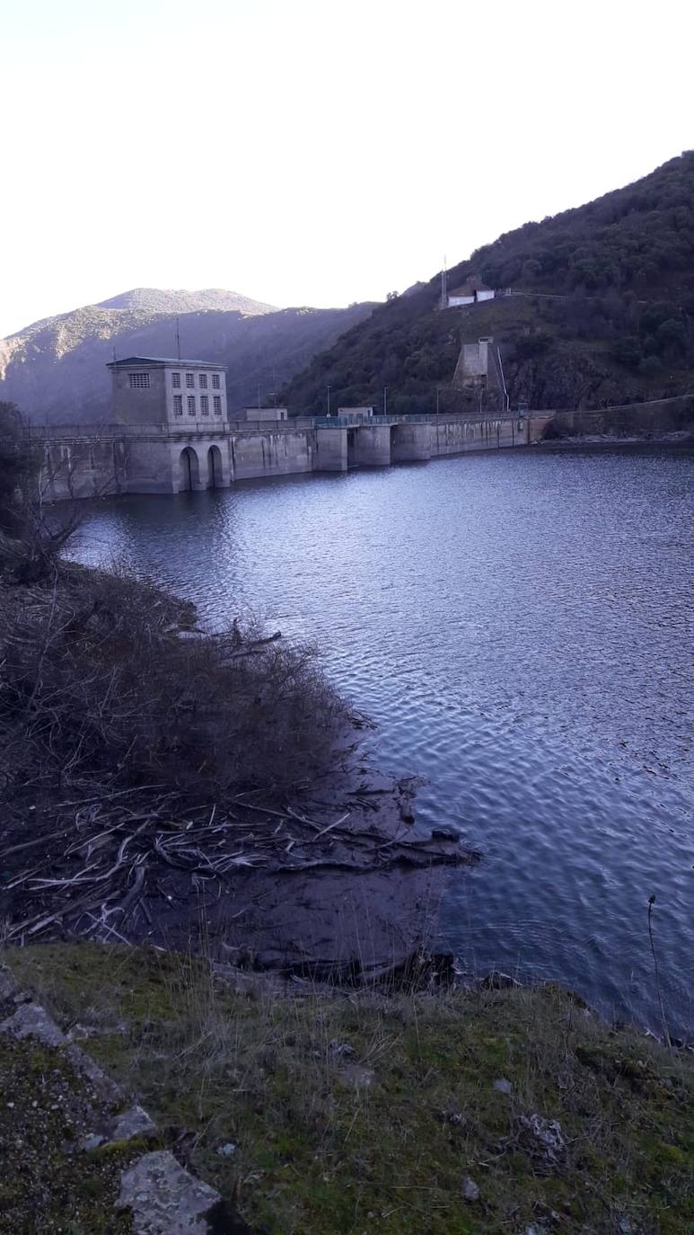 Un Mansilla casi lleno desembalsa más de 6.000 metros cúbicos de agua a la espera de lo peor de la borrasca